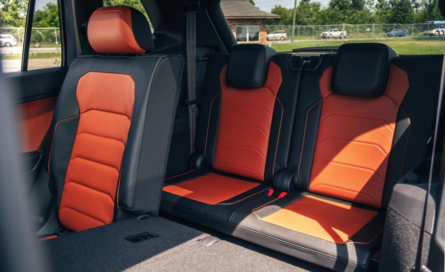 Интерьер Volkswagen Tiguan R-Line 2017 года  (NA) (фото 17 из 43)